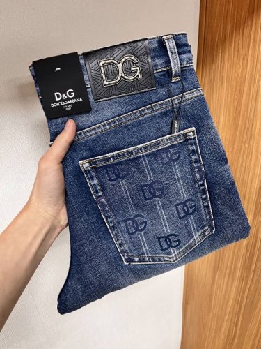 dg 2025春季新品 欧洲站男士商务休闲牛仔裤 当商务遇上休闲，当经典碰撞时尚，2025年春季，我们为您带来全新欧洲站男士商务休闲牛仔裤！ 精选高品质面料，柔