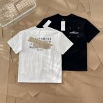 maison Margiela 马吉拉 胸口四角刺绣后背黄胶带印花短袖 879 面料采用280G双纱爽滑棉，双纱的质感加上爽滑手感，面料整体重磅舒适，细节还原原