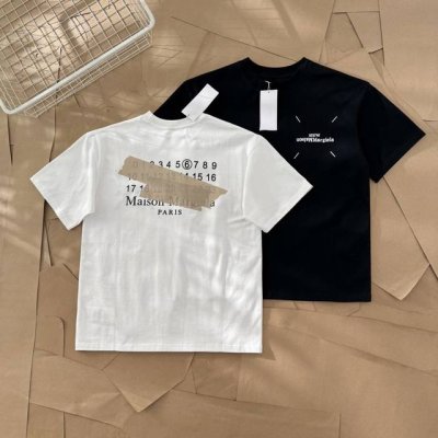 maison Margiela 马吉拉 胸口四角刺绣后背黄胶带印花短袖 879 面料采用280G双纱爽滑棉，双纱的质感加上爽滑手感，面料整体重磅舒适，细节还原原