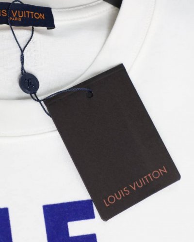 细节图# Louis Vuitton 路易威登Lv 2025新款植绒字母标语短袖 Louis Vuitton，法国路威酩轩集团-Lvmh旗下品牌，著名奢侈品箱包