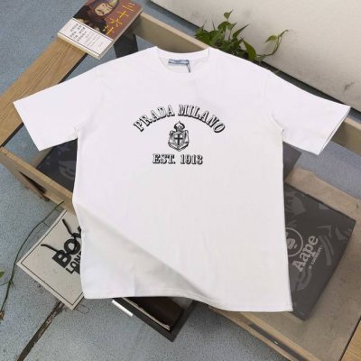 上新 款号 Kl5074 高版本 2025新款prada普拉达胸前字母盾牌图案Logo印花休闲情侣宽松短袖T恤 独一无二的活性环保面料染色 32支双纱精梳纯棉爽