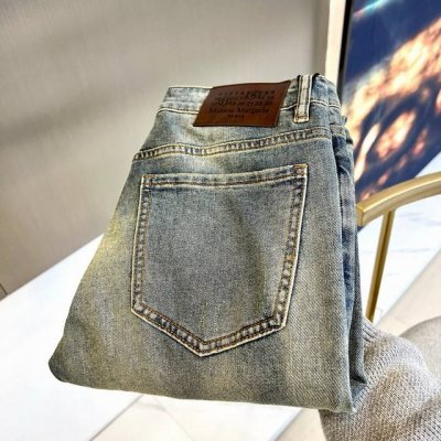 maison Margiel马吉拉、Mm6 马吉拉 2025Ss早春新品牛仔裤，该系列讲Mm6的微妙创造力与令人放松的乐观主义相结合。贴直筒牛仔裤，马吉拉最新四
