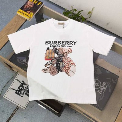 款号 Dg25631 2025新款Burberry巴宝莉拼接玩偶熊图案Logo字母印花休闲情侣短袖T恤 经典图案设计 朋克不羁 采用250G克重纯棉面料 印花很
