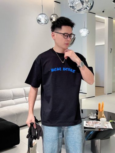 克罗心 破洞新款字母印花双层重工短袖T桖 破洞设计 字母图案不管是T桖还是卫衣都是每年的爆款单品 前幅大面积印花采用大康丽数码印花机直喷 成本极高 经过多次的调