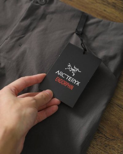 arcteryx-始祖鸟户外防水休闲裤冲锋裤 来自一款好的冲锋裤 选用科技复合面料表面质地滑溜 品质非常好，防刮耐撕裂，具备超强的防风性能，此款立体裁剪，更加贴