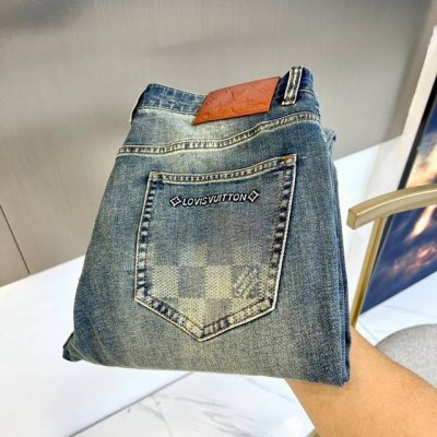 LV、2025春夏新款男士五口袋牛仔裤，面料含有莱卡莱卡纤维，随身而动，忠于原有衣形，融入弹力纤维，纯绿色无污染的棉花，手感舒适微微有弹力，上身没有束缚感，整体