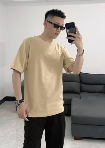burberry 巴宝莉2025新款重磅骑士战马印花T恤男女同款 这款来自巴宝莉 North Wolfing 系列的服饰，延续了品牌标志性的优雅与实用主义设计理