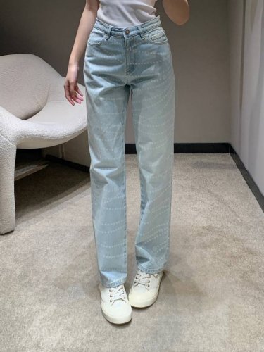 Chane*25p春夏新款 珍珠牛仔直筒裤丨独家高版出品！版型很正 款式是少见的激光印花 颜色特别百搭 上身视觉效果超赞 上身搭配简单的纯色T恤 或者白色衬衫和