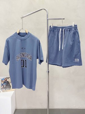 套。短袖 、短裤 。Balenciga巴黎世家独家专供新款专柜同款春夏套装，高级感满满！细节精致高档，做工无可挑剔！进口面料 立体精致细腻。原版高端双面平纹针织