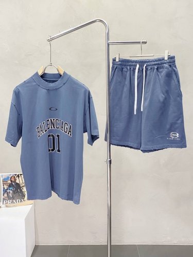 套。短袖 、短裤 。Balenciga巴黎世家独家专供新款专柜同款春夏套装，高级感满满！细节精致高档，做工无可挑剔！进口面料 立体精致细腻。原版高端双面平纹针织