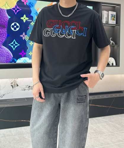 Gucc 2025春夏新款首发专柜最新款短袖圆领T恤 高端订制 设计前卫时尚！品牌Logo重工艺设计 高端定制丝光云朵棉面料.手感柔软.穿着舒适.专柜级别精致车