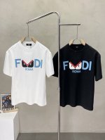 Fendi芬迪独家专供新款男士休闲短袖 高端定制 高端版本 时尚百搭爆款进口面料 手感超柔软细腻 穿着亲肤舒适 高端精品 代工厂p精细做工 上身非常赞 男士必备