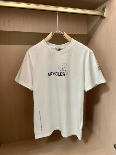 蒙口 官网同款 官网同款 官网同款 重磅推荐！2025Ss夏装新品 专柜在售 最新系列图案Logo短袖T恤 必须人手一件的节奏！进口顶极丝光面料，极为亲肤舒适