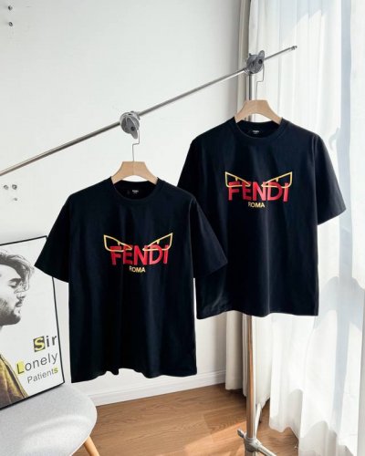 140（顶级复刻） - Fendi芬迪 春节限定 纯色字母印花圆领短袖T恤 男女同款 - 还在为日常穿搭不够出彩而烦恼？Fendi芬迪春节限定短袖T恤，绝对是你