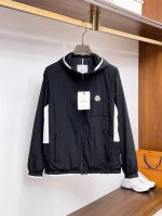 蒙口 2025春季新款男士夹克外套，高端版本！专柜定制面料 透气舒适度高，细节无可挑剔，品牌元素设计理念，体现高品质。手感细腻柔软！呈现休闲裁剪，上身版型超赞！