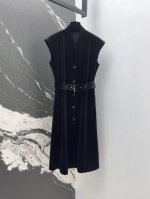 cd 25Ss 春夏新品高级天鹅绒立领无袖连衣裙 定制黑色丝绒面料上身自带名媛淑女风 经典H版型显瘦又高挑 财阀千金气质可甜可盐 腰间搭配本布腰带装饰 显瘦又造