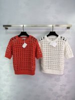 bc*镂空网眼针织短袖，官网同步独家出品 轻盈夏日，尽享时尚与舒适米色温柔雅致，红色热情奔放，两色可选，满足不同风格需求。独特镂空设计，透气性好，让肌肤自由呼吸