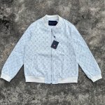 款号 K159 Louis Vuitton Lv路易威登满印提花牛仔夹克外套 整体衣服设计感十足~ 满印Lv字母Logo看起来很很高级 太嫩了吧 完全百搭任何人