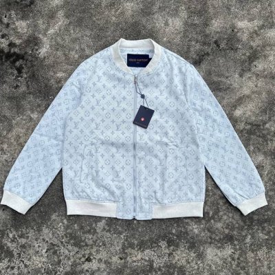 款号 K159 Louis Vuitton Lv路易威登满印提花牛仔夹克外套 整体衣服设计感十足~ 满印Lv字母Logo看起来很很高级 太嫩了吧 完全百搭任何人