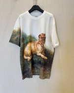 小狗印花T 图案灵感源自英国维多利亚时代的英国古董挂毯和植物纹瓷器 宽松俏皮带有趣味性的小狗图案 面料是比例偏挺括的混纺，挺而不软塌的面料和版型 男女都可以轻松