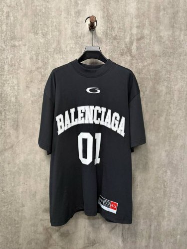 Balenciaga 巴黎世家 25Ss 篮球系列 01号短袖球衣T恤 顶级版本 此款采用16支单精梳紧密纺纱 做洗后260G克加密平纹布 字母和Logo都是刺