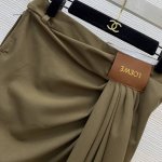 款号D25042430 Loew*新款 时尚个性设计捏褶皮牌Logo侧拉链时尚百搭休闲长裤！咖色、黑色、 M码：腰围74，臀围92，裤长106