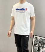 Moncle**25S新款圆领T恤.简单基础款.品牌字母Logo印花设计.搭配经典配色.袖口经典小帽子搭配.干净清爽简单大方.不限年龄的单品推荐190G丝光棉材