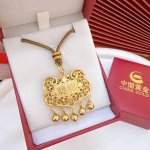 中国黄金沙金聪明伶俐锁包配绳锁住聪慧 戴出灵气 玲珑巧思古法沙金打造精致锁包 寓意 锁 住智慧 开启灵性人生 吉祥护佑传统长命锁灵感 搭配现代简约设计 守护成长