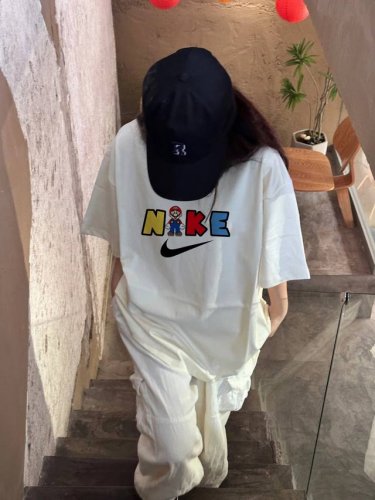 上新！元素碰撞，别致心情！经典的Nike 耐克标志性Logo Tee ！ 高密针织圆领设计，平整简约！亲肤透爽！面料的柔软性舒适性无可挑剔！男女均可驾驭，打破性
