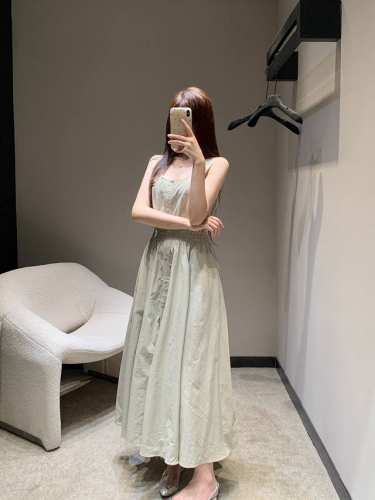 miumi* 25Ss春夏新款 微标刺绣收腰无袖连衣裙丨独家Yb开发！高版出品！定制进口纯棉面料，亲肤柔软质感上乘。 米色基调尽显温柔气质。无袖设计清爽自在，适