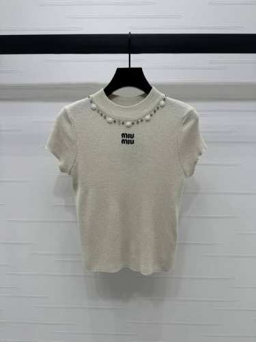 上新原单高端品质 Miumi*2025春夏最新系列！重工珍珠水钻针织短袖！定制进口羊毛纱线织造 细腻肌理 柔软舒适 圆领短袖裁剪 饰以水钻和珍珠点缀 增添时尚调