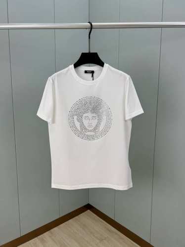Versace 25春夏新品水晶Medusa短袖T恤，正面饰有水晶缀饰的Medusa图案，采用定制80支双股丝光棉面料；黑色 白色 海蓝 S～Xxxl 黑白可定