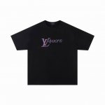 Lv 虹彩竖纹印花短袖 面料采用260克纯棉面料，配套320克螺纹 持久不变型 耐穿耐洗 整体力挺 经典丝印 印花双色渐变效果极佳 尺码：S-Xl