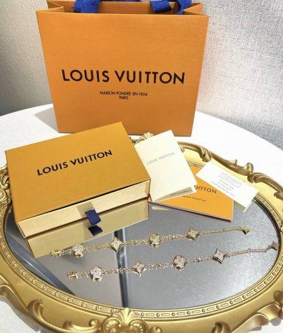 lv满钻老花手链 顶级版24K真金电镀 520好礼 高级珠宝系列 金色 玫瑰金两色可选 由独特的圆形四瓣花朵结合成的四花手链 密镶满钻色调看起来超级有质感 贵气