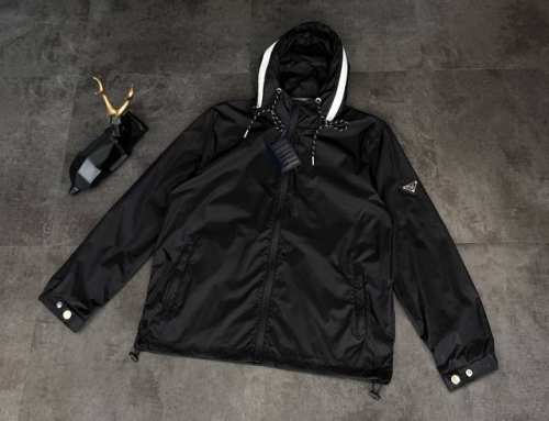 新款防晒服上新2025Ss夏季新品普拉达Prada防晒服真的赢麻了！ 面料：采用高科技功能性面料，轻盈又透气，能有效阻挡紫外线，Upf值远超普通防晒服。皮肤接触