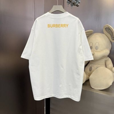 Burberry 春夏限定款，定制织梦雅韵罗纹棉 质感细腻 舒适贴肤 以纯黑之色 诠释着优雅 标志性地标识跃然衣上 低调却醒目 彰显独特身份与魅力 凸显肩部线条