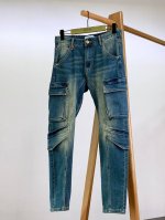 prada 普拉达 2025Ss早春新品 这款工装牛仔裤 将经典牛仔元素与工装风格巧妙融合 浅蓝色牛仔布经过独特水洗工艺 呈现出自然的褪色效果 复古韵味十足 彰