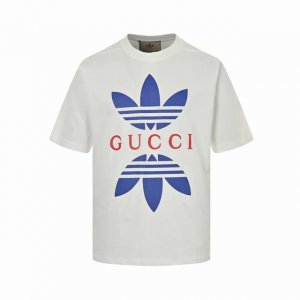 gucci & Adidas 22Ss 联名款印花短袖 对色定染双纱平纹面料，采用32S 1*2精棉双纱单面平纹，搭配32S索罗纳螺纹，索罗纳螺纹具有记忆功能，