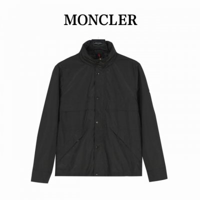 Moncler 蒙口工装风轻薄连帽外套 帽子可隐藏贸易渠道稀出，海外精品限量销售。户外风衣产品的典范，全身暗纹的商标彰显品牌辨识度。这款夹克兼备温暖且轻盈的特质