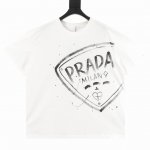 prada 普拉达 渐变水洗手绘字母圆领短袖 定制高克重 针织棉面料精心制作，手感特别的扎实，质感拉满，松软细腻上身舒适，优越的吸湿排汗性能，不闷热！胸前草写L