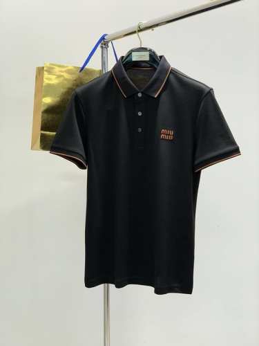 P220，Miu Miu 2025夏季最新品，专柜同步有售，原单狠货，时尚休闲圆领长袖T恤，进口原版面料，上身舒适透气，顶级刺绣工艺字母图案装饰Logo，档次极