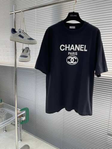 Chane 2025新款Logo压胶T恤 硅胶立体饱满有层次 简约百搭 肩部通肩压条 280克纯棉面料舒适透气 男女同款 码数：S-Xxl S码衣长73 胸围1