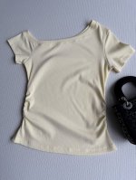 天丝斜肩T 超气质又显瘦的一款上衣 露肩设计轻展优雅锁骨 展现女性的柔美 侧边褶皱巧妙的提高腰线 勾勒曼妙腰身 天丝莱赛尔的螺纹面料高弹透气 竖纹肌理细腻显瘦