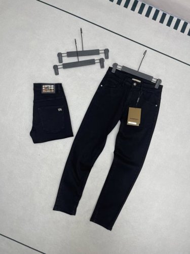 春夏新款 巴宝莉Burberry新品超柔小脚牛仔裤 巴宝莉家顶级用料超柔高棉水洗牛仔面料！每一件水洗费用高达常规工艺三倍之多，触感极致细腻，拿到手实物真心爱不释