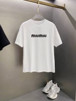 Mu 新款字母印花双层重工短袖T桖 字母图案不管是T桖还是卫衣都是每年的爆款单品 前幅大面积印花采用大康丽数码印花机直喷 成本极高 经过多次的调试打版图案色差还