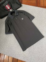 Dr‘’Ss25早春新款翻领polo衫 高品质珠地棉材质 雍容华贵的品牌风格，260克重 客供进口面料 做出来的衬衫也是版型垂顺挺括，并且还抗皱抗起球，贴身穿着