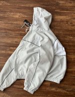 Nike经典款基础刺绣连帽外套夹克 官网同步 经典的才是永恒的 经久不衰，版型宽松，随便搭配一条运动裤出门，时尚有型！ 衣橱必备单品 低调简约的配色时尚简约 适
