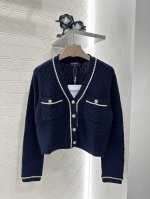 chane*2025新品上架 重工链条V领针织开衫 定制Yb羊毛纱线织造 质感高级 品相十足 正肩针织开衫剪裁 更显身姿纤细挺拔 领袖口延伸至前襟和下摆以立体皮