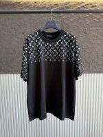 款号V003 Louis Vuitton 渐变圆领老花图案星空渐变元素 酷炫时尚高品质织精梳棉织造而成 舒适与质感并存 定制双纱260克面料 宽松版型 男女均可