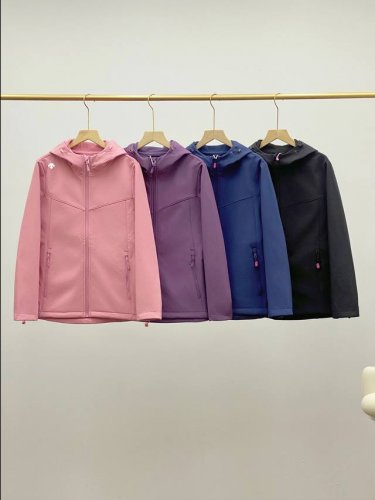180 迪桑特女式软壳冲锋衣 外套采用高品质防风面料，有效阻挡凛冽寒风，即使在恶劣天气下，也能为你守护温暖。特殊的防水透气技术，让雨水无法渗透，同时保证身体的汗